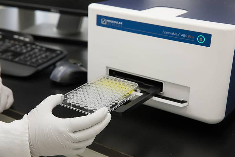 SpectraMax ABS Plus con micropiastre a 96 pozzetti