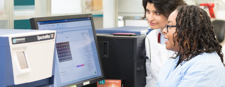 Scienziati che lavorano nei laboratori GMP e GLP