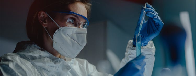 Scienziato che lavora alla scoperta di farmaci
