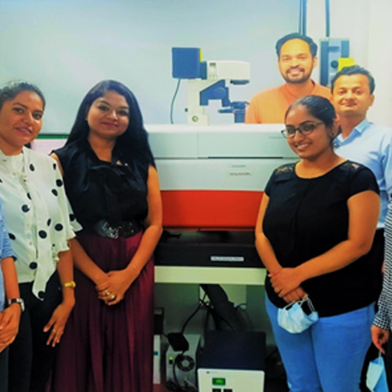 Il team di Yashraj Biotechnology con il sistema ImageXpress Nano