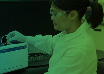 Alla scoperta delle applicazioni dei saggi basati sull’assorbanza, dalla ricerca sui virus a quella sulla cannabis