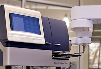 Automazione del laboratorio per un flusso di lavoro ELISA ad alto rendimento